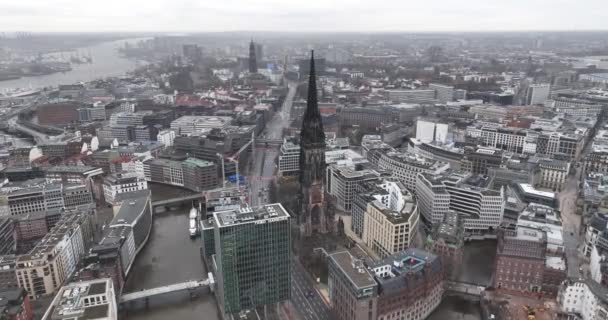 2023年12月31日 德国汉堡 尼古拉教堂 Nikolaiturm Sankt Nikolaikirche 是位于德国阿尔茨塔特汉堡市中心的一座大型教堂 鸟瞰鸟瞰 — 图库视频影像