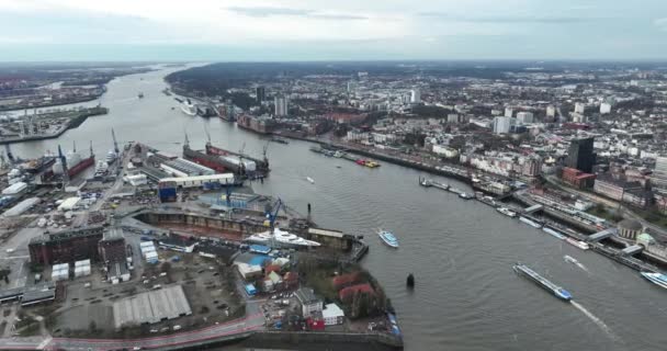 Река Эльба Гамбурге Индустиральный Порт Одной Стороны Город Другой Стороны — стоковое видео
