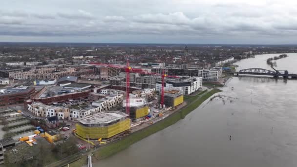 オランダのゲルダーランドの川沿いに位置するザットフェン都市ビューの中心街 — ストック動画