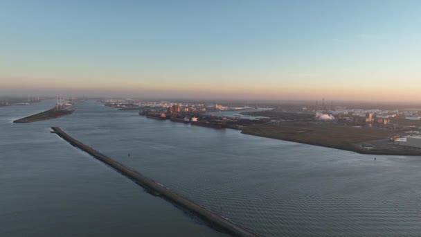 南オランダのホーク ヴァン オランダ沿岸の町は 北海に到達するニーダ ウォーターヴェークの北岸に位置する ロッテルダムの港の隣に 海岸線の空港ビュー — ストック動画