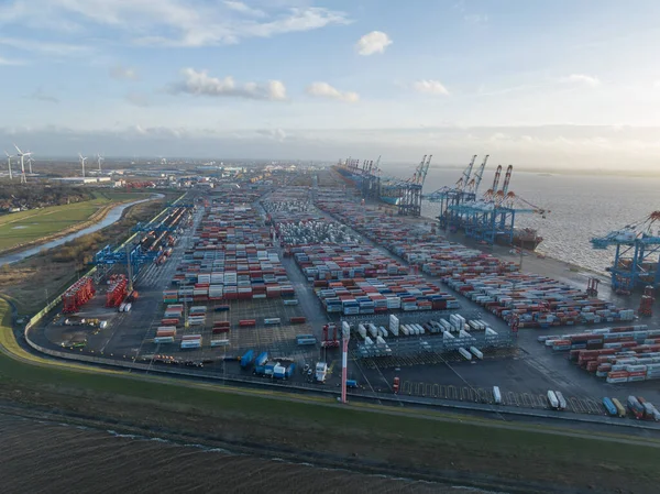 Bremerhaven, Almanya, 29 Aralık 2023: Bremerhaven 'daki konteyner terminali. Kuzey Denizi Terminali Bremerhaven. Kuş bakışı.