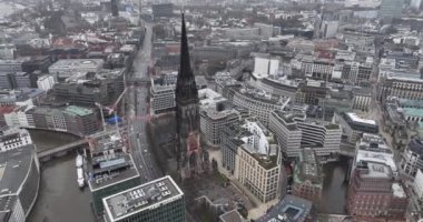 Hamburg, Almanya, 31 Aralık 2023: Nikolaiturm, The Sankt Nikolaikirche veya Saint Nicholas Kilisesi Altstadt 'ta Hamburg şehir merkezinde büyük bir kilise. Kuş bakışı.
