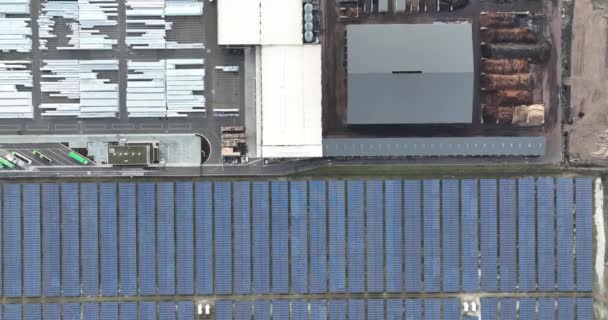 Αεροφωτογραφία Πουλιών Ηλιακούς Συλλέκτες Δίπλα Κτίριο Της Εταιρείας Βιώσιμη Κλίμαοπτικά — Αρχείο Βίντεο