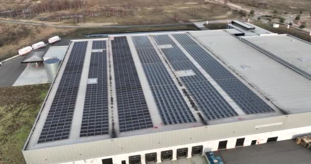 Solární Panely Střeše Společnosti Zdůrazňující Udržitelné Podnikání Ekologické Inovace — Stock video