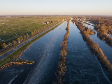Hollanda 'da kış geleneği. İnsanlar buzu doğal buzda saklıyorlar..