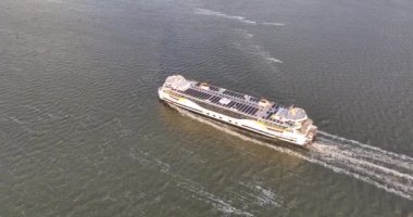 Hollanda 'daki Den Helder ve Texel arasındaki feribot gemisi Tekstil Salonu. Yolcu feribot gemisi.