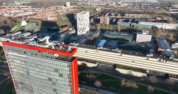 德尔夫特大学 校园和主楼的空中景观 大楼屋顶上的科学研究仪器 — 图库视频影像