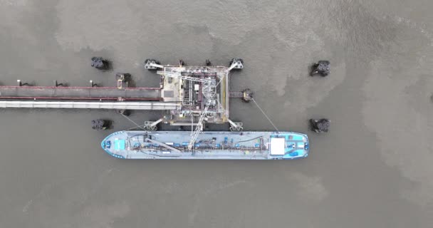 散装货船登陆港俯瞰全景 内河航道船舶的油轮停泊 均质和混合服务 — 图库视频影像