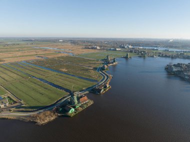 Zaanse Schans, tipik bir Hollandalı mirasının turistik mekanı. Kutuptaki mühendislik harikası. Kuş bakışı dron görüntüsü. Kuş bakışı.