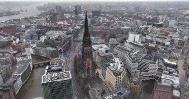 Aziz Nicholas Kilisesi, Hamburg, Almanya. Kule binasının manzarasını kapatın. Kuş bakışı hava manzaralı. Hamburg şehri. Şehir silüeti.