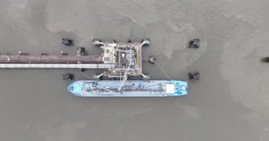 Hamburg Waltershof rıhtımının iç kısımları ve deniz gemileri için en tepeden görünüşü. Petrokimya ve nakliye endüstrisi.