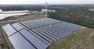 Güneş panelleri kullanılarak üretilen sürdürülebilir enerji, özellikle enerji tedariği için bir sanayi bölgesinde.