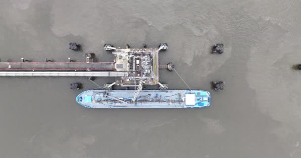从上往下看汉堡沃尔特霍夫码头的内陆和远洋船舶 石油化工和航运业 — 图库视频影像