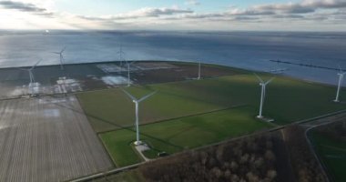 Almere 'deki polarda sürdürülebilir rüzgar türbinleri. Su boyunca yeşil alanlar. Yenilik ve sürdürülebilir enerji üretimi.