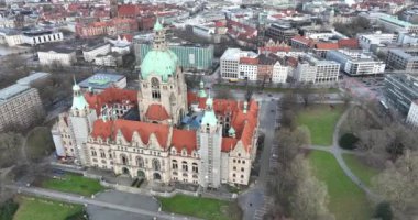 Neues Rathaus, Hanover, Almanya 'da belediye binası. Tarihi anıt. Yeni belediye binası, büyük şehirde bir dönüm noktası..