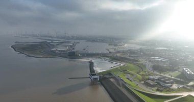 Delfzijl limanı, Hollanda 'nın kuzeyinde büyük bir sanayi limanı..