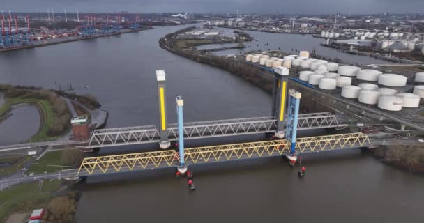 卡特维克桥 Kattwyk Bridge 是汉堡港的两座升降机桥 横跨南易北河 — 图库视频影像