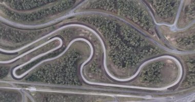 Yol araçları için test pistinde kuş bakışı görüş. Çok amaçlı test tesisleri, özel yüzeylerden, yüksek hızlara doğru