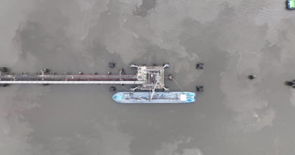 散装货船登陆港俯瞰全景 正在运营的内河航道船舶的油轮 均质和混合服务 — 图库视频影像