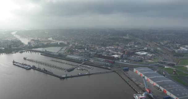 デルフェルリル市とオランダのグローニンゲン県のエムデルタ市の行政センターの1つ オランダ北部の大型工業港 — ストック動画
