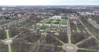 Hanover 'deki Barok Bahçeleri Herrenhauser Bahçeleri, şehir parkı, Ortaçağ çiçek desenleri yeşil manzara.