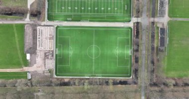 Amatör futbol sahası ve oyun. İnsanlar antrenman yapıyor ve futbol oynuyor..
