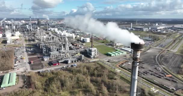 オランダのムエルディクにある大きな製油所で煙が積み重なります 煙突を吸っている 化学加工プラント 化石製品とプラスチック — ストック動画