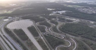 Yol araçları için test pistinde kuş bakışı görüş. Çok amaçlı test tesisleri, özel yüzeylerden, yüksek hızlara doğru
