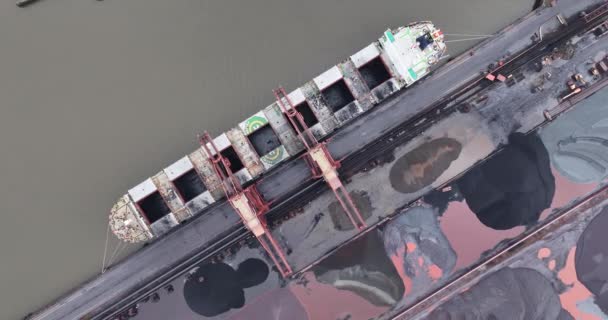 Szén Ércrakodó Terminál Darukkal Rakomány Alatt Álló Hajóval Madártávlati Drónfelülnézetből — Stock videók