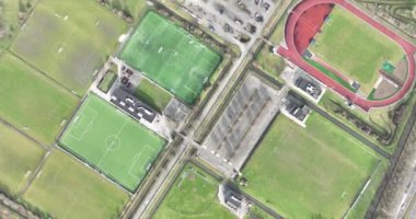 Amatör spor sahaları, beyzbol, futbol, koşu atletizmi ve rugby. Boş zaman ve eğlence aktiviteleri. Spor kulüpleri tesisleri. Kuş gözü hava aracı görüntüsü.
