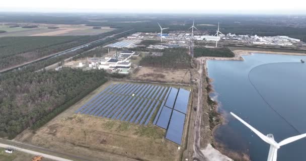 ベルギーの工業地帯における太陽光発電と風力発電 シルバーサンド クォーツサンド ホワイトサンドの隣 — ストック動画