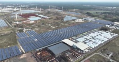 Güneş enerjisiyle yenilenebilir enerji. Endüstriyel yenilik sürdürülebilir kalkınma ve yatırım. Havadan kuşların bakış açısı.