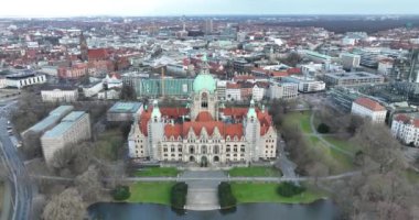 Neues Rathaus, Hanover, Almanya 'da belediye binası. Tarihi anıt. Yeni belediye binası, büyük şehirde bir dönüm noktası..