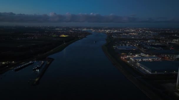 ドルツチェ キルの空中重複は オランダ領南オランダの潮流である 内陸の船積みと日没時のインダストリアルゾーン オランダの水上輸送 — ストック動画