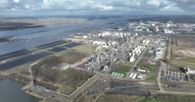 Petrokimya endüstrisi. Moerdijk, Hollanda 'daki petrol rafinerisi. Güneş panelleri tarafından sürdürülebilir enerji kaynakları.