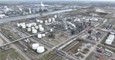Moerdijk kimyasal rafinerisi, petrol bazlı ürünler. Hollanda ve Avrupa 'nın en büyük kimyasal komplekslerinden biridir..