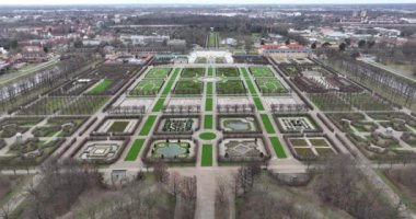 Almanya 'nın Hannover kentindeki turistik barok herrenhauser bahçeleri. Şehir parkı, Flora ve Fauna. Yeşil şehir, turistik eğlence ve dönüm noktası.