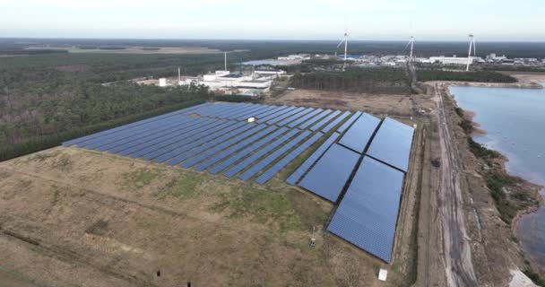 Zrównoważona Energia Wytwarzana Wykorzystaniem Paneli Słonecznych Szczególności Strefie Przemysłowej Zaopatrzenia — Wideo stockowe
