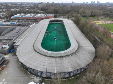 De Vechtsebanen, Hollanda 'nın Utrecht kentinde yer alan bir spor kompleksidir. Kısmen kapalı olan 400 metre açıklıktaki kuş bakışı pistte uzun paten pisti ve buz hokeyi ve figürleri için kapalı bir salon.