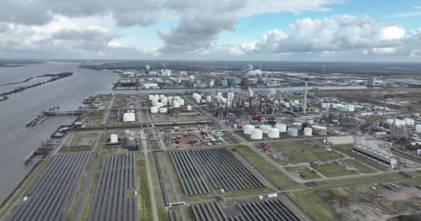 石油化学産業について オランダのムエルディクの石油精製所 太陽光パネルによる持続可能なエネルギー資源 — ストック動画