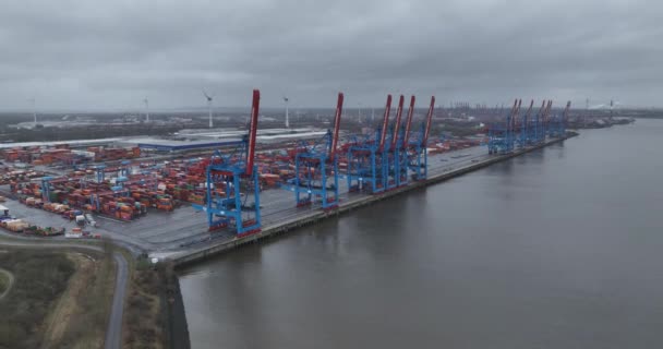 ハンブルク ドイツ 12月30日 2023年 より長いコンテナターミナル 輸送船のコンテナの積載と荷下ろし — ストック動画