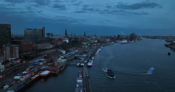 Landungsbrücke Hamburg Bei Einbruch Der Dunkelheit Der Elbe Stadtansichten — Stockvideo