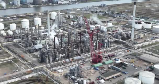 Moerdijk港口和工业区工厂石化综合体的详细视图 鸟的眼睛空中无人机的视图 该公司将石脑油 天然气和液化石油气从炼油厂加工成基本的 — 图库视频影像