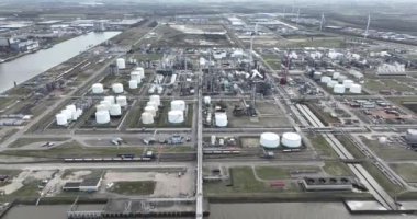 Moerdijk limanı ve sanayi bölgesinde Petrokimya fabrikaları. Kuş gözü hava aracı görüntüsü.