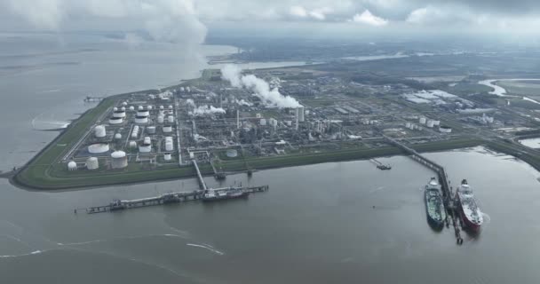 ダウケミカルテルニゼンは ニウワ ヌーゼンポルダーにあるテルニゼンの西に位置する非常に大きな化学工場である 主にプラスチックの生産 — ストック動画
