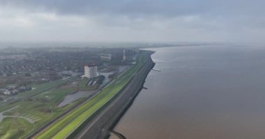 Groningen 'deki Delfzijl yakınlarında Eems' in kıyı manzarası. Hollanda 'nın kuzeyi.