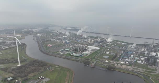 空中鸟瞰化学工业 包括荷兰格罗宁根Delfzijl港的Glycerin精炼厂 盐厂和其他石化设施 — 图库视频影像