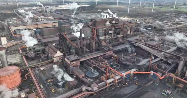 关闭钢厂设施上的无人机瞄准镜 比利时根特的海上钢铁生产 重工业 金属加工和生产 — 图库视频影像