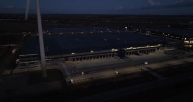 Dağıtım merkezi ve kamyonlar için yükleme terminali. Lojistik ve ulaşım endüstrisi. Havadan kuşların gece görüş açısı. Otoyol altyapısı. Dordrecht, Hollanda.
