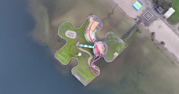 パズルピースの形をした水遊び島は 若者と老人のためにたくさんの水楽しみを提供します レクリエーション プレイグラウンドの水泳 — ストック動画